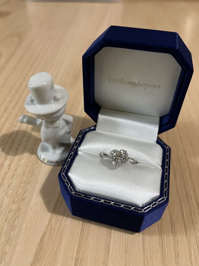 バラをデザインした婚約指輪