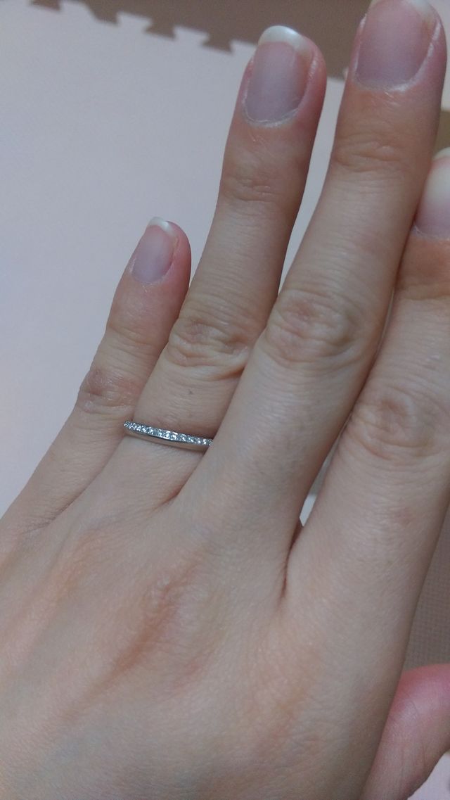指輪の半分にダイヤがついているデザイン。思ったよりシンプル。