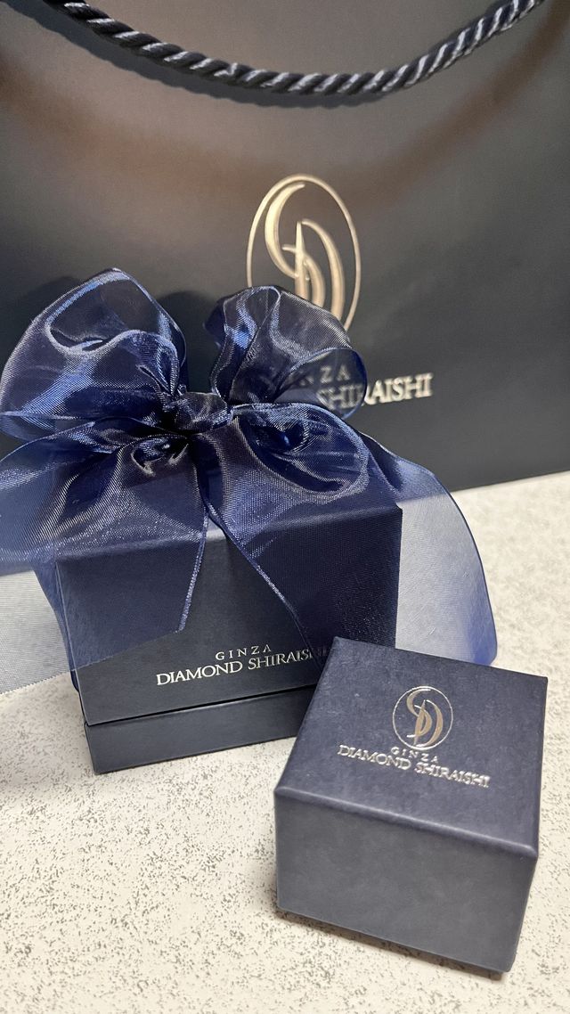 小さい箱はプロポーズリングに別で石を入れていただいたもの。