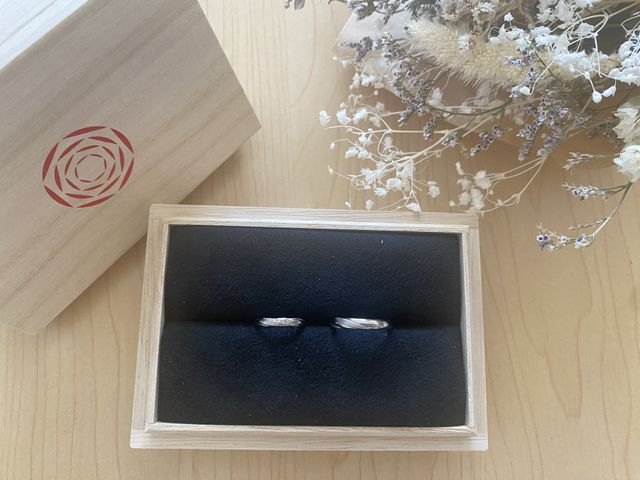 結婚指輪とケースの写真です。