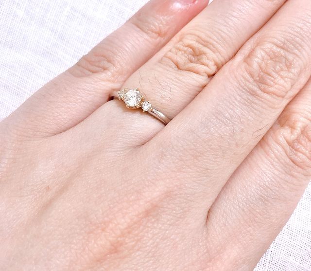 キャッチ部分がゴールドになっててクラウンみたいで可愛い！