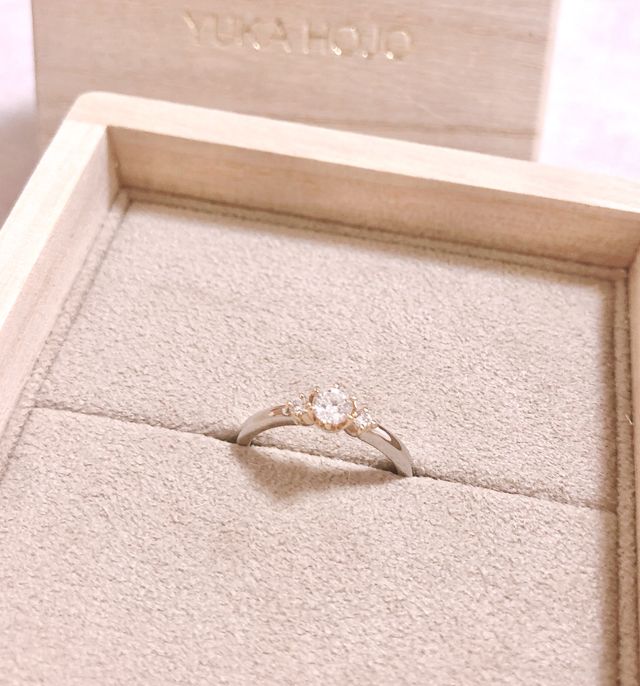 桐箱に入っていて、蓋には金色でロゴが入っています。