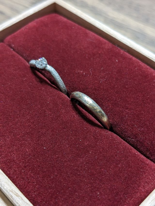 プラチナに別の金を流して模様を出す唐草というデザインです。