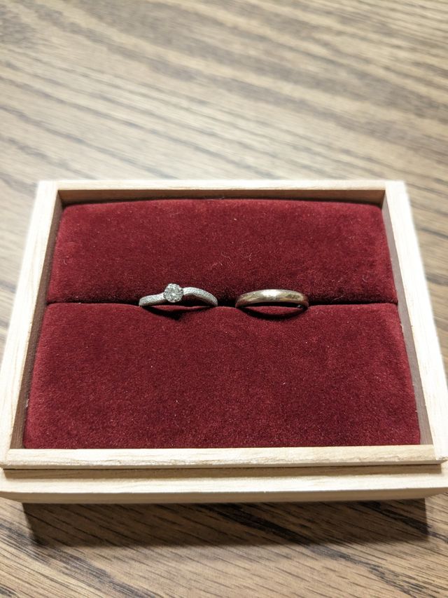 左の婚約指輪は、周りも石に見えますが石地というデザインです。