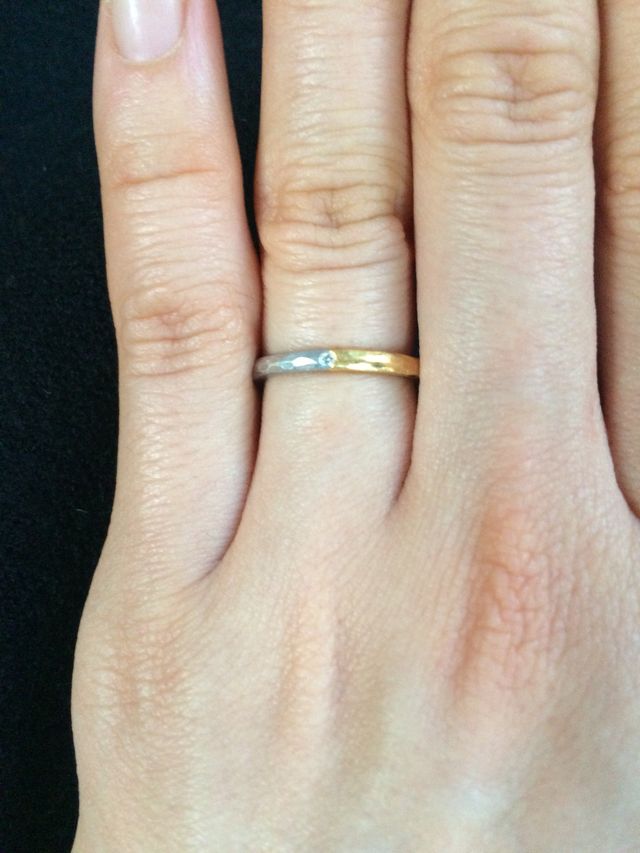 ゴールドとプラチナの間にダイヤを入れてもらったリングです。