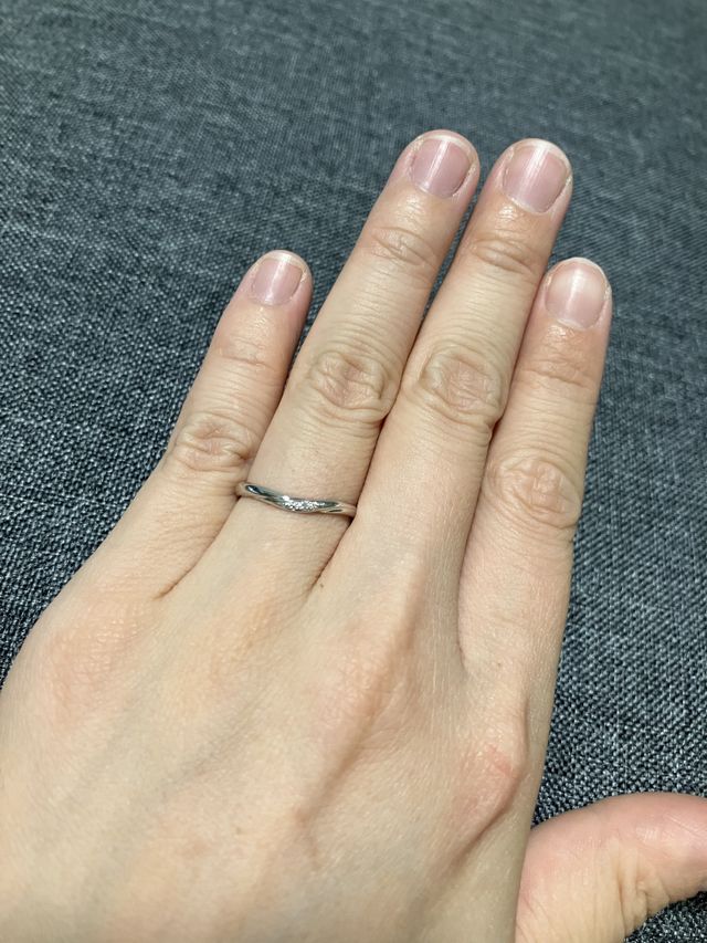 形はウェーブで、リングは細めです。小さいダイヤがあります。