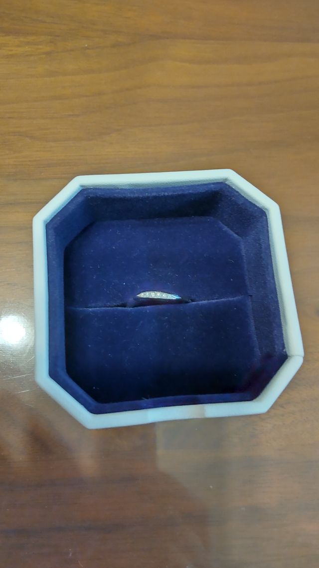 4℃で購入してケース付きの指輪の写真です。