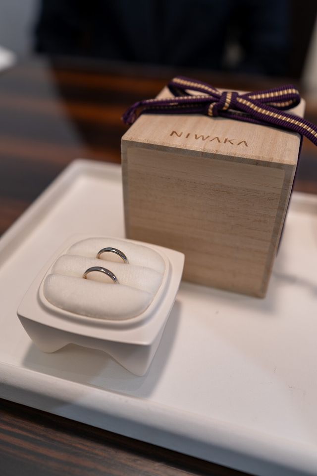 指輪のケースは陶器製で桐箱に入っています