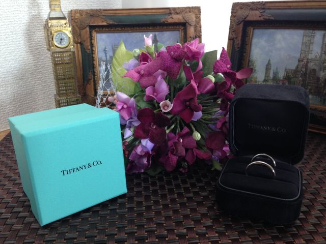 ブルーのボックスと指輪を記念撮影