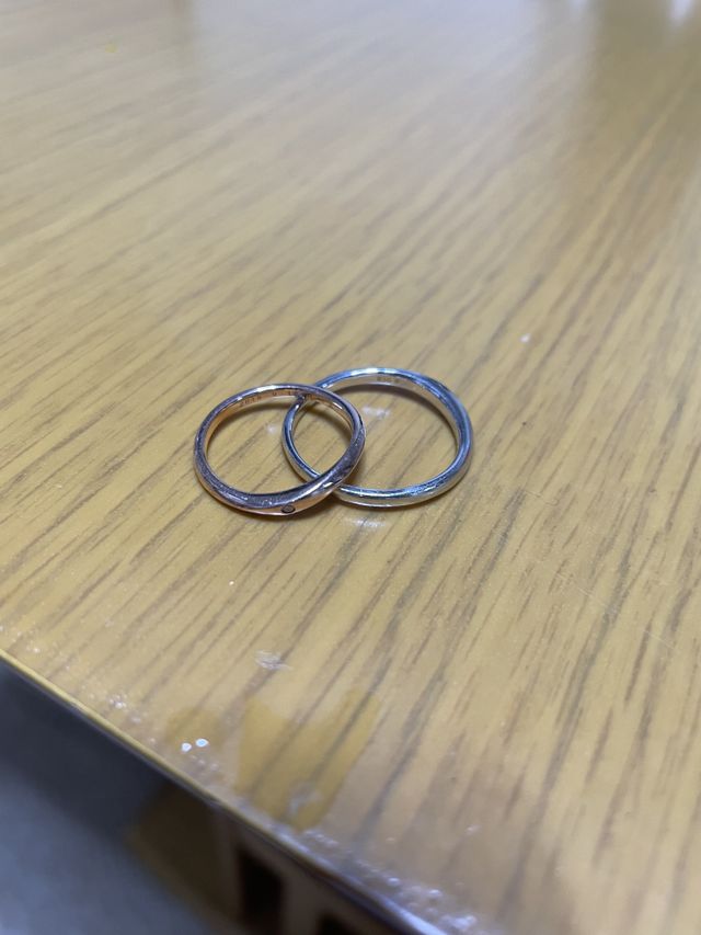 私の指輪はピンクゴールドで、旦那はシルバーです。