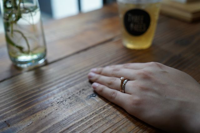 婚約指輪との重ね付けの相性もバッチリ！