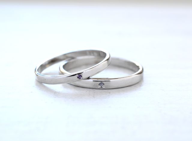 角を削った平打ちリング。誕生石をセットしてもらいました。