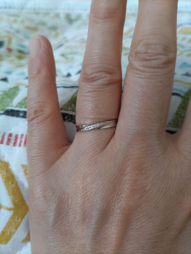 シンプルで着け心地もいいです。
小さなダイヤが入ってます