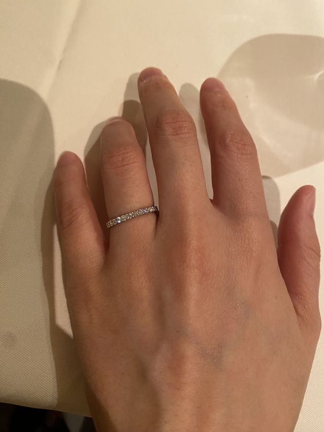 シンプルなデザインのハーフエタニティリングです。
