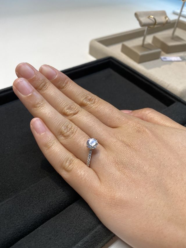 婚約指輪を買いに来ました。