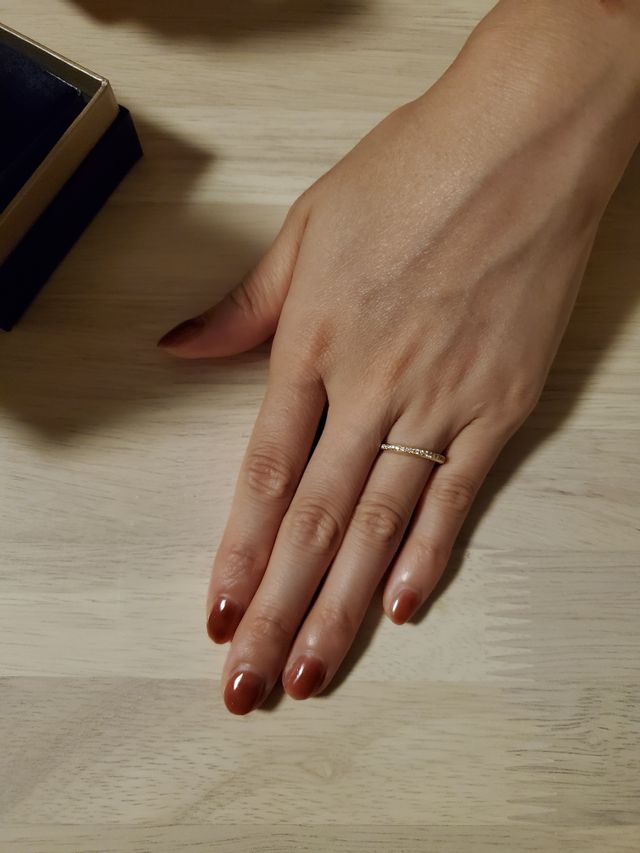 控えめ過ぎず派手すぎないゴールドの指輪