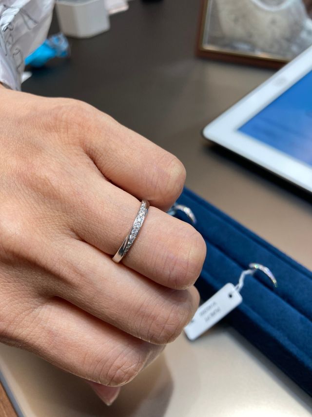 アクアループという名前のプレミアムプラチナリングです。