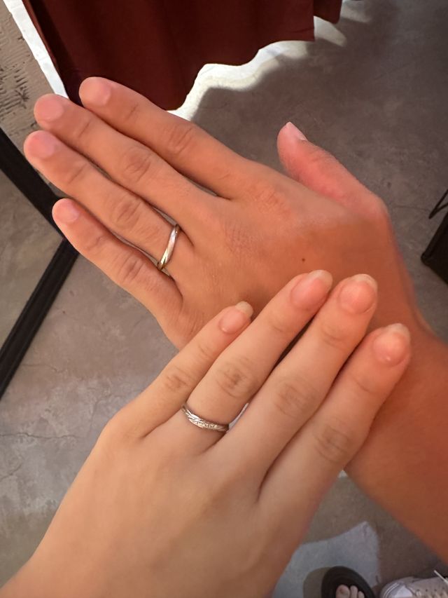指輪が出来上がり、嬉しくてすぐに着用して撮った写真です。