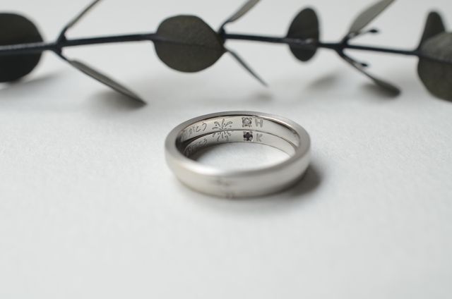 内側にイニシャルと誕生石、手描きメッセージ、手描きイラスト