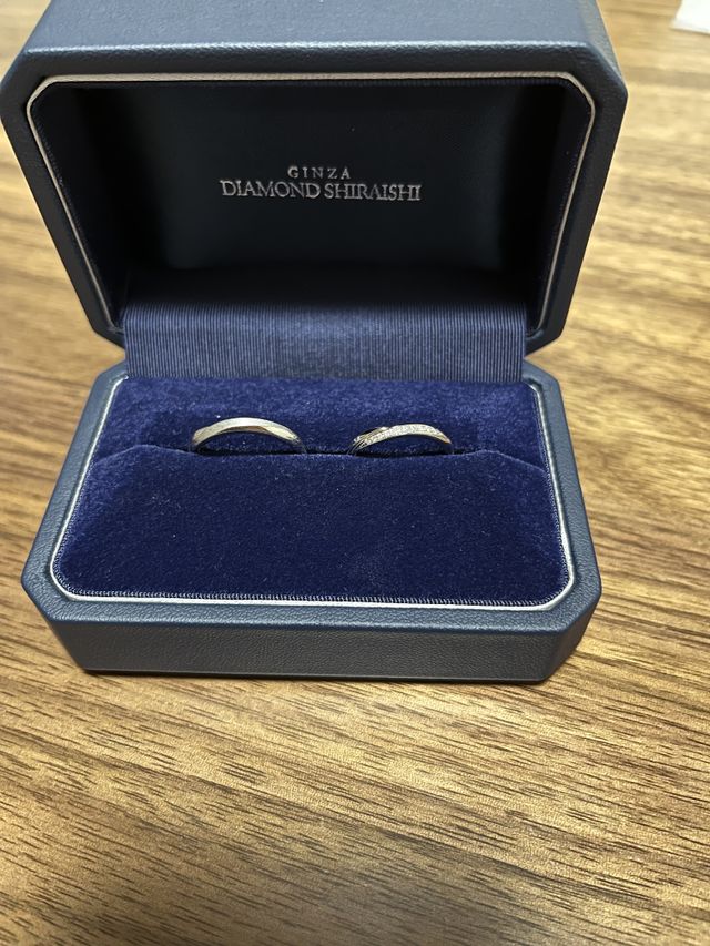 左が女性用。ダイヤのラインが入っていて動くたび綺麗です。