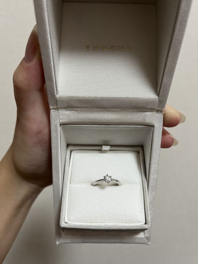 正方形の対角線上でパカッとするタイプの箱でした。