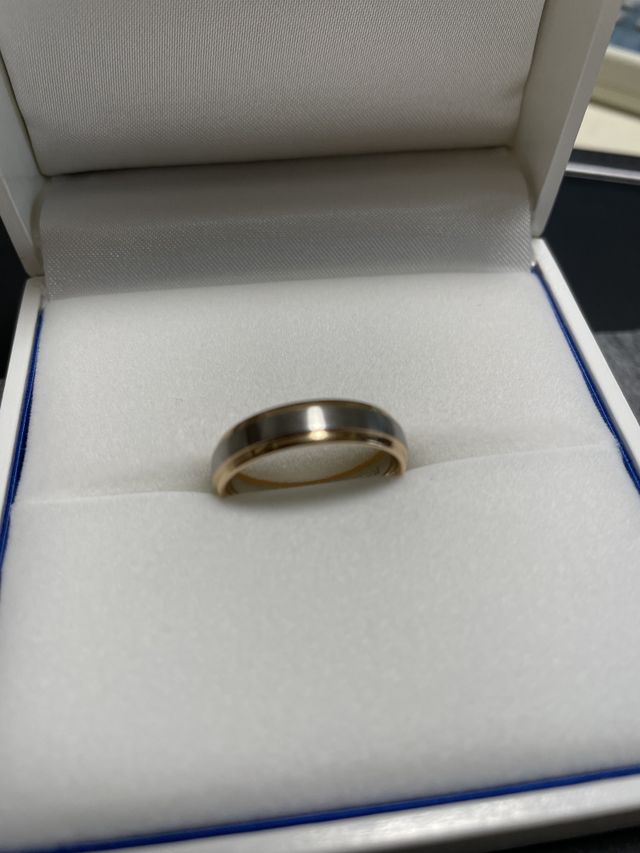 一般的な男性が選択する指輪と比較して、デザイン被りが少ない。