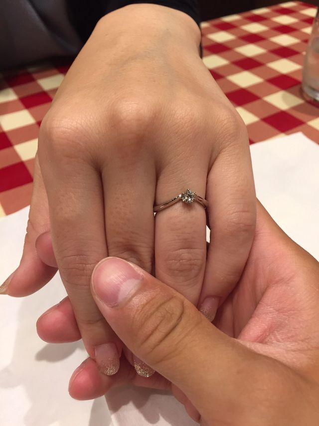 V字の指輪です。素材はプラチナにダイヤです。