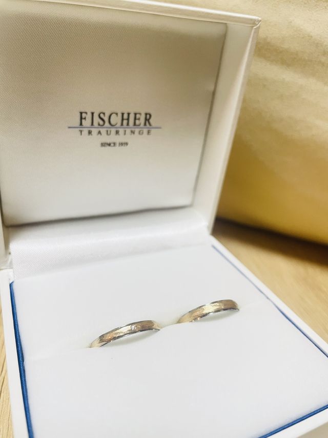 左が新婦で右が新郎です