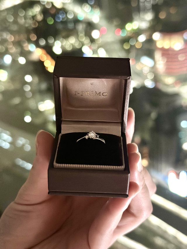 ホテルのお部屋でプロポーズした際の写真です。