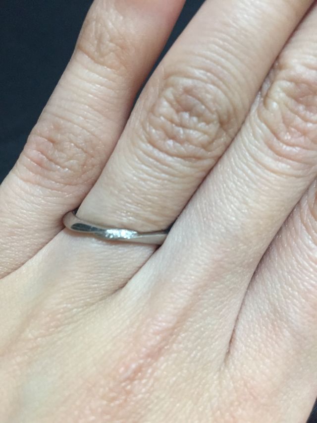 S字型で、ツイスト部分に小さなダイヤがたくさん埋め込まれてる