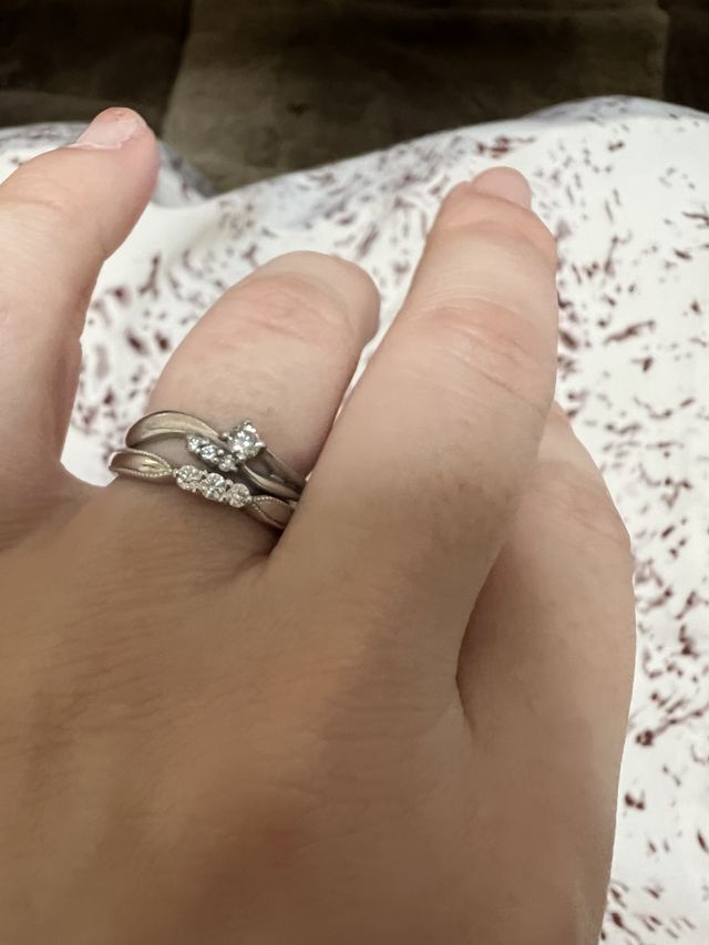 母から貰った指輪と重ね付け。