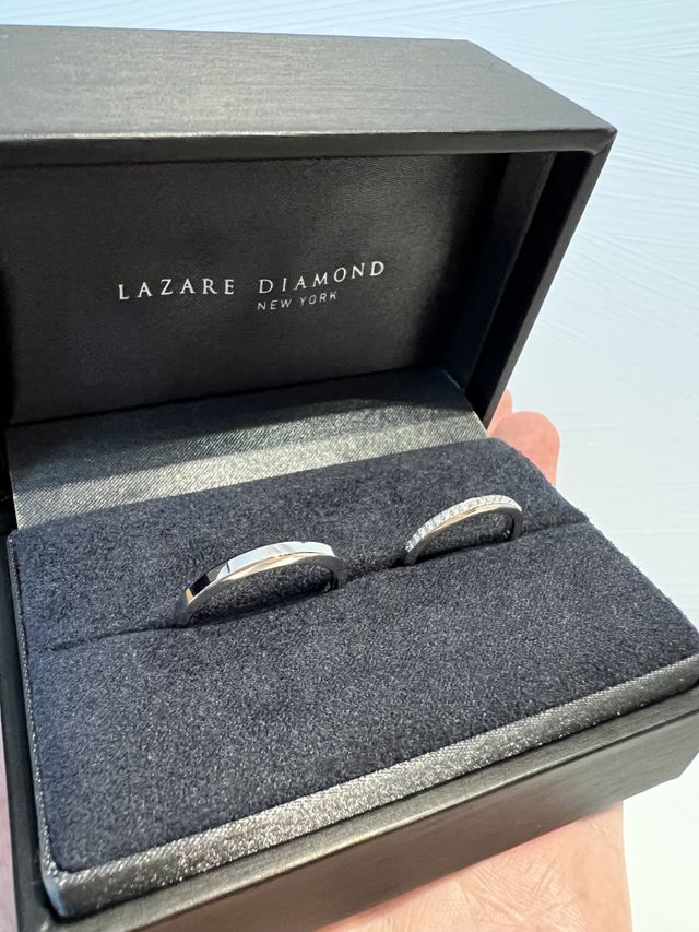 シンプルなグレイジャスという結婚指輪です。
