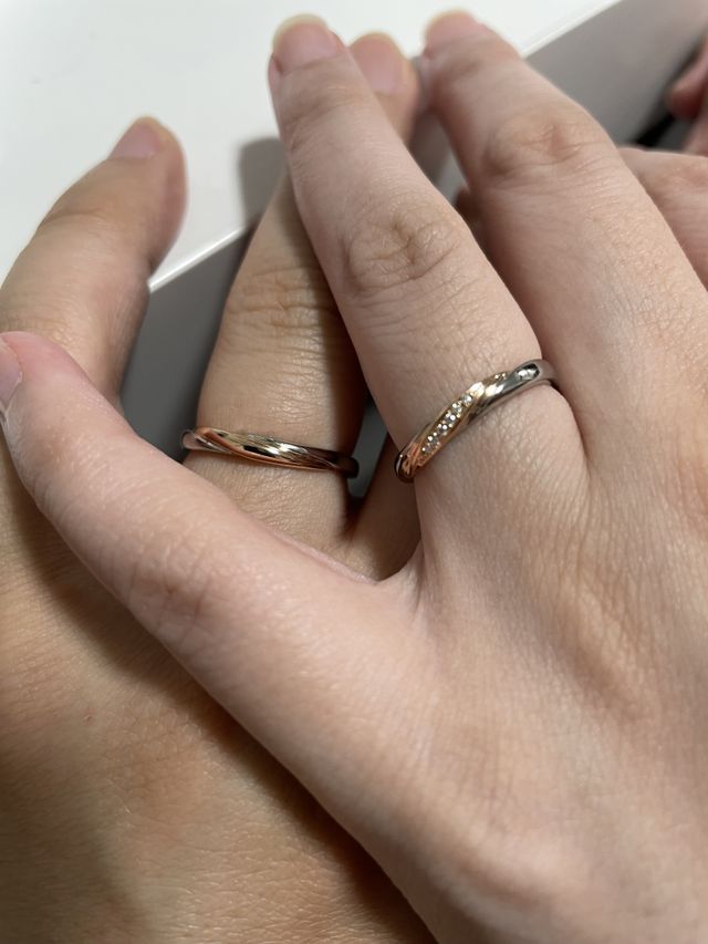 2人で羽を広げたようなデザイン。ピンクゴールドとプラチナ。