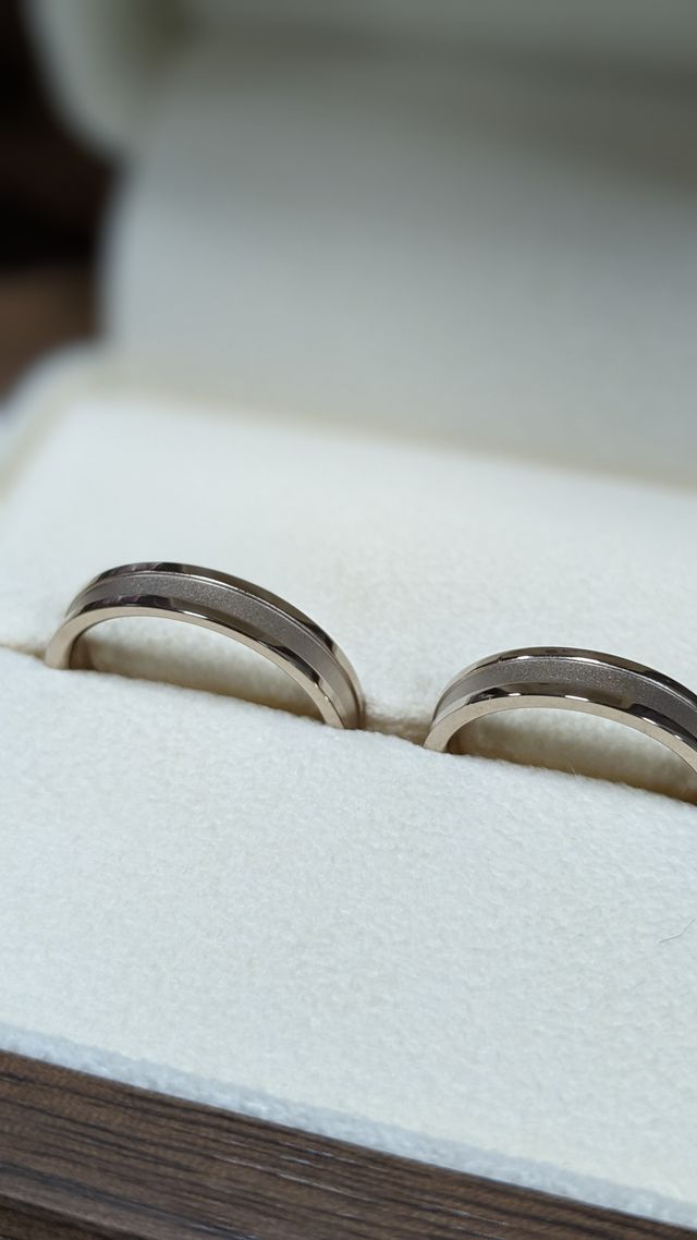 淡いピンク色で主張が激しくなく個性的な色合いだと思います