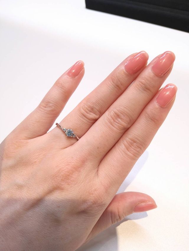 ウェーブとサイドストーンのデザインに一目惚れしました。