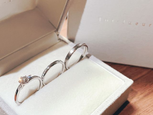 婚約指輪はレヴェイユのメレダイア＋2
結婚指輪はフィレール