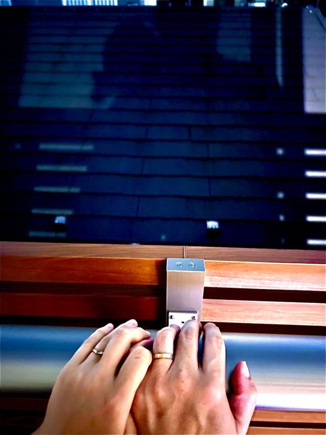 2人で自宅のバルコニーにて