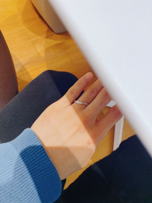捻りとマッド加工を施した結婚指輪　影に当たった時の様子