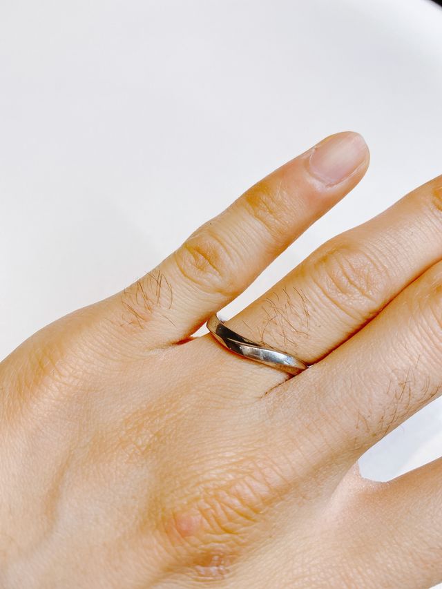 捻りとマッド加工を施した結婚指輪