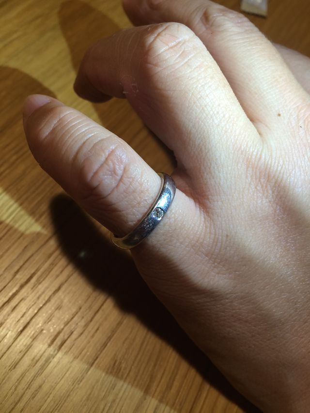 正面から。サイズが変わって入らないため小指にはめています