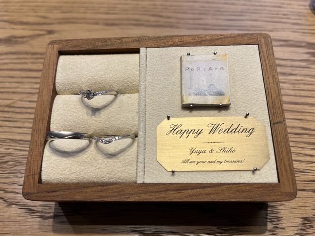 曲線が指を長く見せてくれる
男性の指輪のデザインも良い