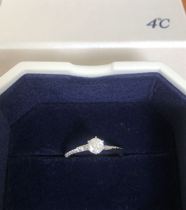 50周年記念デザインの婚約指輪。結婚指輪のセット購入。