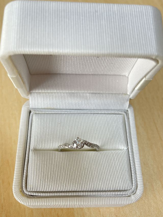 美女と野獣デザインの、婚約指輪の写真になります