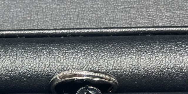 曲線のミル打ちが美しいデザインです。