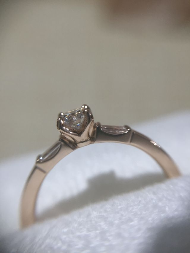 爪が花弁の形をしています