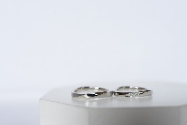 カメラマンが完成の指輪を撮ってくれます。