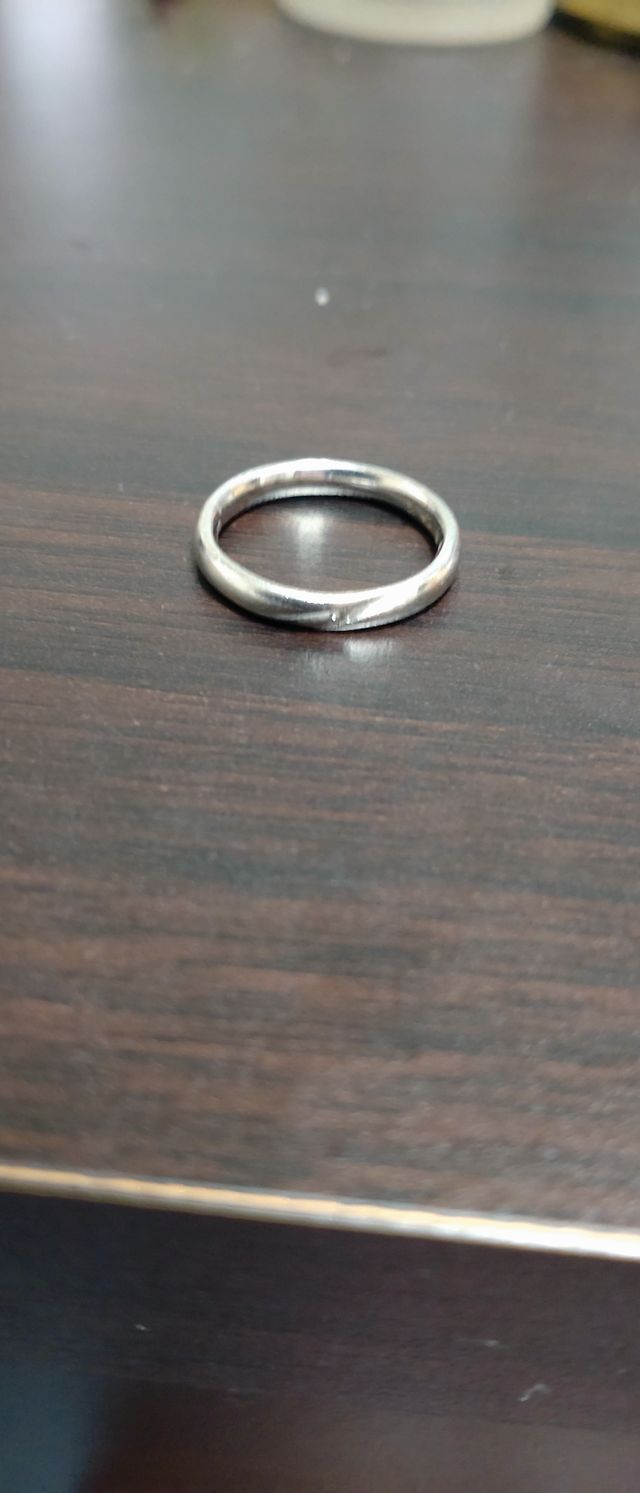 斜めにつや消しを入れ、真ん中に石を入れてもらいました。