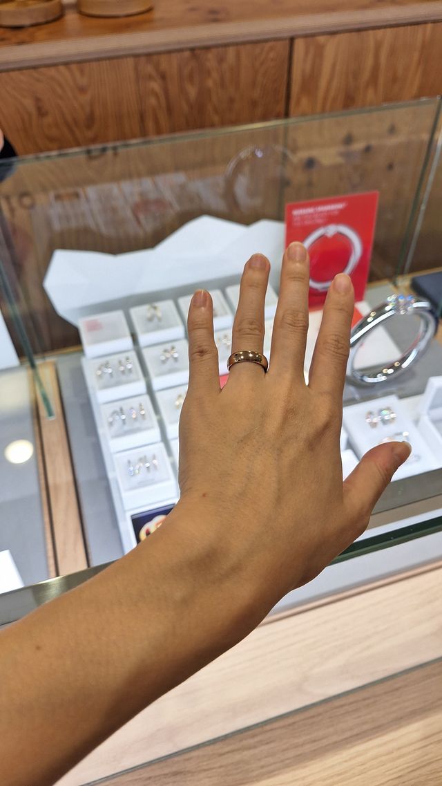 ピンクゴールドの色味が肌とよく馴染みます。