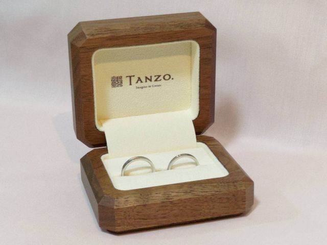 素敵な木のケースに入ってます。