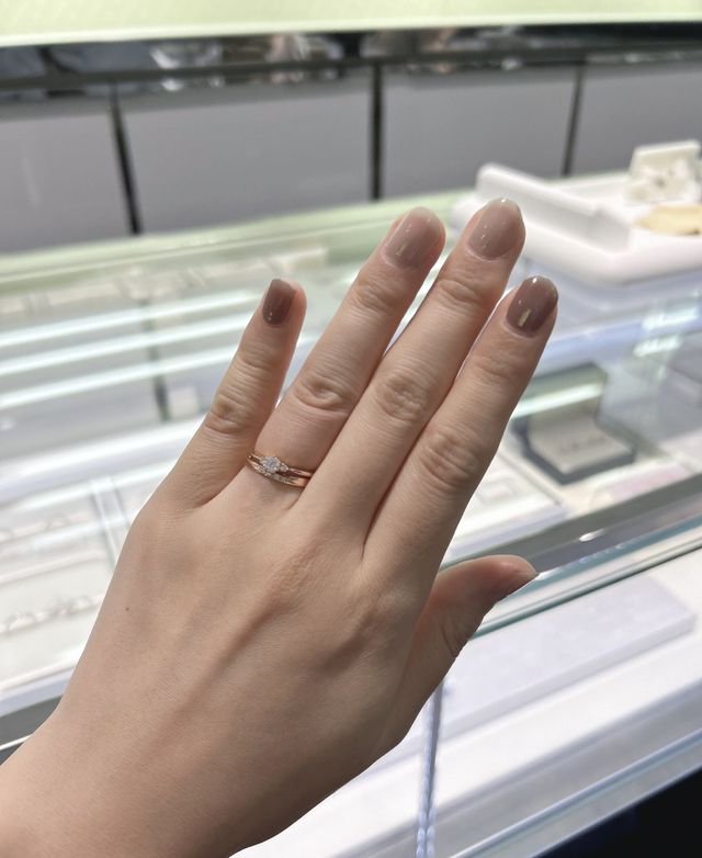 結婚指輪と婚約指輪の重ね付けです。デザインの合うものを。